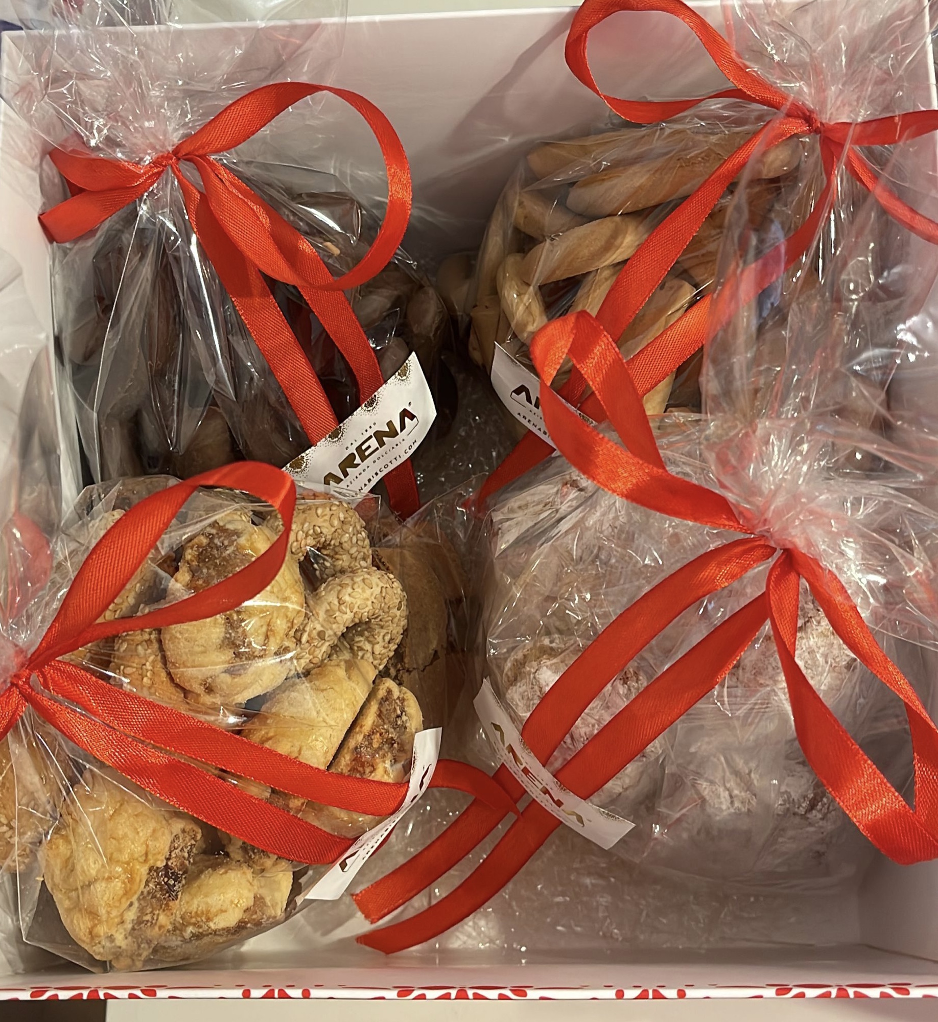 Elegante cofanetto con manici in raso con Biscotti assortiti